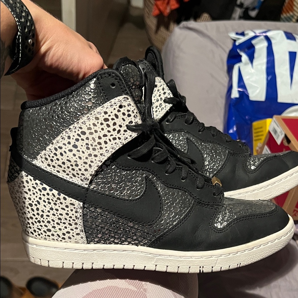 Nike Women's High-Top Sneakers in Black and White with Speckle Texture